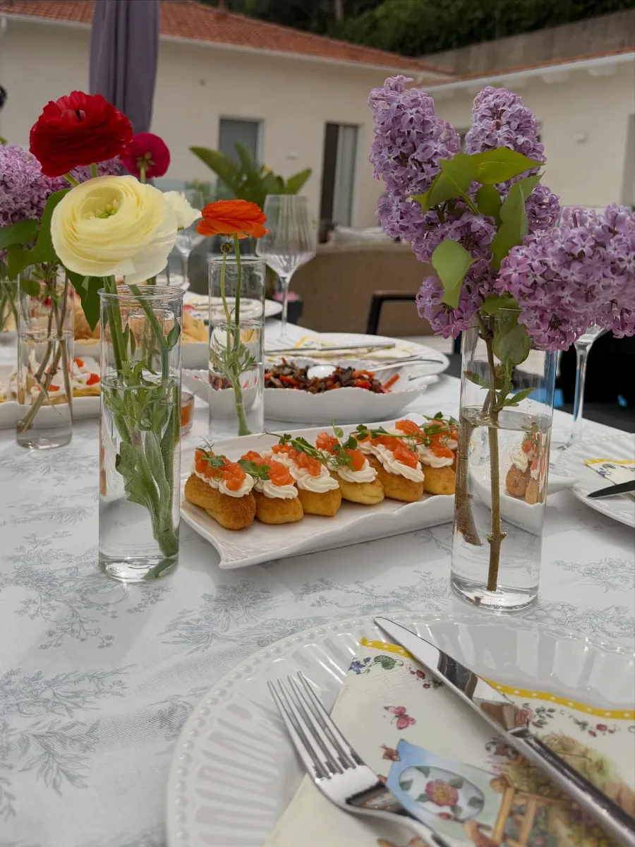 Table dressée méditerranéenne avec fleurs